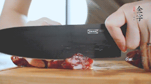 食材統(tǒng)統(tǒng)切成片，待用。