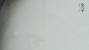 將浸泡了30分鐘的米放入電飯煲中，在水中加入半勺油。