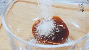 合上蓋子，啟動電源煮飯。期間混合好調(diào)味汁。