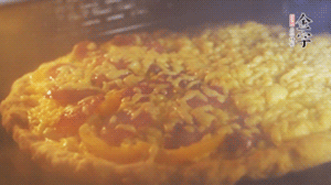 準備好披薩餅皮，烤盤刷油后入烤箱預熱10分鐘，放上面餅后180度烤10分鐘。（現(xiàn)成買的披薩皮，就忽略此步驟）