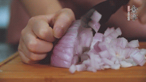 2.半個青椒、半個黃椒切圈、一個洋蔥切丁、三個白蘑菇切片備用。