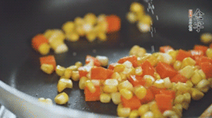 胡蘿卜、玉米洗凈后，處理成粒，加鹽簡單炒制。