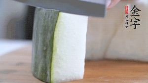 冬瓜去瓤去皮，切小塊。