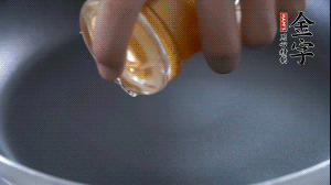 植物油入鍋，翻炒冬瓜。