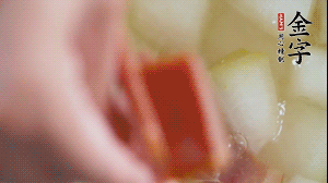 當冬瓜略透明時，加火腿加水，大火燉開后，再煮15分鐘。