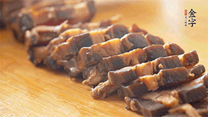 金字醬肉切片。