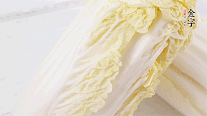 娃娃菜洗凈，對(duì)半切。