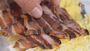 依次擺放娃娃菜和醬肉。