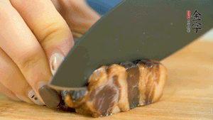 金字風味醬肉切成片，上鍋蒸15分鐘。