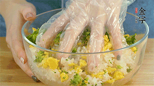 將飯團用手搓捏成圓球狀。