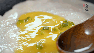 將雞蛋液鋪到面餅上，放上香腸。