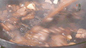 熱油下鍋，爆香蒜片。放入醬肉翻炒片刻后,下豌豆尖均勻翻炒。