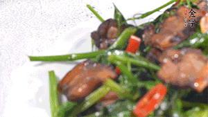 出鍋前加少許鹽調(diào)味。