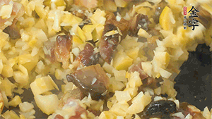 熱油起鍋，下醬肉丁炒香，再加入筍丁、適量水淀粉勾芡翻炒均勻。