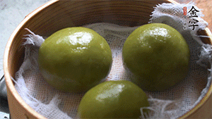 青團(tuán)上沸水鍋中蒸10分鐘即可。