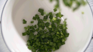 韭菜洗凈，切粒。