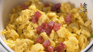 將香腸、韭菜、雞蛋攪拌均勻，可適當(dāng)加玉米油、十三香、味精調(diào)味。