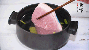 整塊豬肉，加蔥、姜片、料酒焯水。