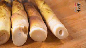 春筍剝?nèi)ネ鈿?，切成滾刀塊。
