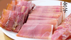 擺盤后鋪上老豆腐，淋點(diǎn)料酒，灑點(diǎn)白糖上鍋蒸20分鐘。