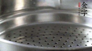 出鍋后，倒扣臘味，撒上蔥花即可。