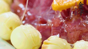 出鍋前10分鐘淋上蜂蜜，倒扣出來撒上桂花，擺上胡蘿卜裝飾即可。