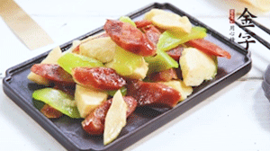 熱油下鍋，依次下金字香腸、萵筍、冬筍，均勻翻炒。