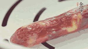 香腸蒸至半熟切片，筍切丁備用。