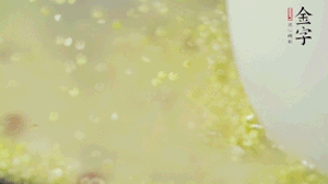 糯米、紅豆浸泡1小時(shí)，和小米一起入電飯鍋蒸熟。