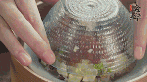 碗倒扣到盤中，擺上焯水后的熟蝦仁即可。