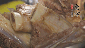 鍋中加熱適量油，加入姜和牛仔骨炒至外表呈金棕色。