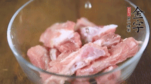 切成小段的排骨洗凈后，加姜片焯水3分鐘。