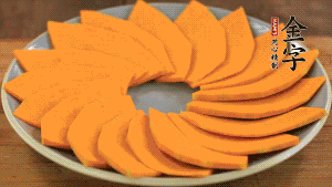 秋葵、南瓜交叉擺在盤中，然后香腸片置于上面，擺成花環(huán)狀。