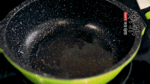 盆中放入炒好的蘿卜絲、香腸等食材，加粘米粉、澄粉，一邊倒香菇水，一遍攪拌成稀糊狀。（加入少量的澄粉可以讓蘿卜糕質(zhì)地柔軟又充滿彈性，而且還可以增加成品的透明感。 ）