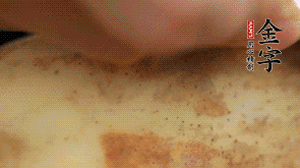 金字香腸切片，藕去皮切薄片備用。