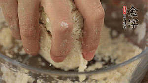 揉勻成光滑的面團后，醒發(fā)半小時。