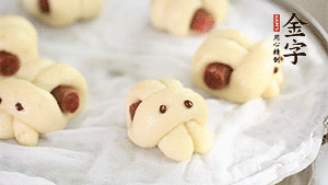 上鍋大火蒸20分鐘后，關(guān)火燜5分鐘就可以了。