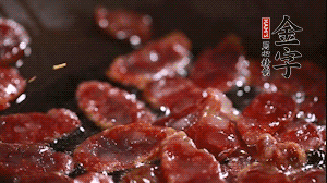 鍋中油7成熱時，香腸片翻炒均勻，然后依順序加胡蘿卜絲、小青菜、面條。