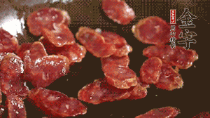 鍋中油7成熱時(shí)，，先放香腸煸香，再放荷蘭豆、小玉米均勻翻炒。（可淋點(diǎn)料酒或清水讓香腸口感軟一些）