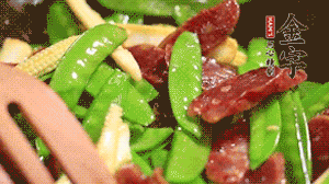 出鍋前加少許鹽調(diào)味就可以啦！