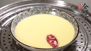 將香腸片均勻鋪上，繼續(xù)蒸6分鐘。