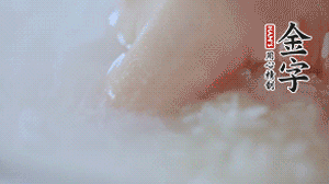 砂鍋內壁涂抹一層食用油，將洗凈后的大米放入，米與水比例為1：1.5。