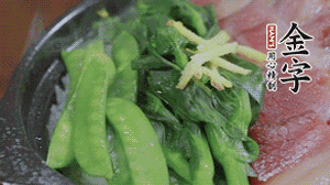 燜好的米飯開蓋，放入菜心、荷蘭豆，澆上調味汁拌勻。