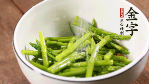 將調(diào)料放入準(zhǔn)備好的食材中，攪拌均勻。