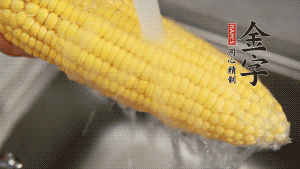 蓮藕切塊、玉米切段、荸薺削皮。