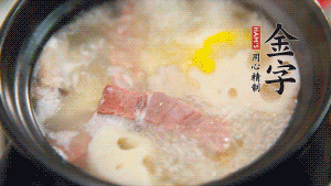 出鍋前加適量鹽調(diào)味，撒香菜點(diǎn)綴就可以啦。