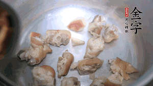 將汆燙好的豬蹄塊、蹄片 、筍段、姜片放入鍋中，放黃酒調味。