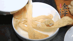 竹蓀淡鹽水泡發(fā)后，剪去菌蓋頭（封閉的一端），切成小段。生姜切片，蔥切段備用。