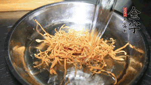 蟲草花用涼水浸泡10分鐘，干香菇溫水泡發(fā)至軟去蒂備用。蓮子、紅棗也可一同清洗干凈。