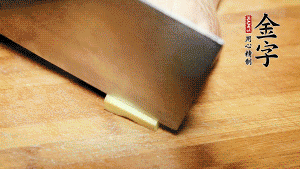 將雞、生姜片、火腿片放入砂鍋中，注入清水淹沒雞身。（燉湯最適宜冷水下鍋，隨著水溫的慢慢升高，原料會充分釋放出營養(yǎng)。）